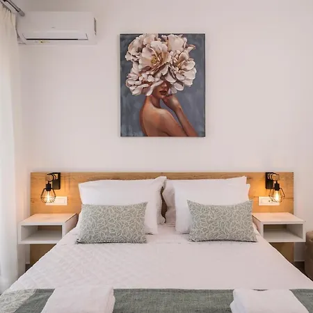 Indigo Blue Seaside Deluxe Apartment